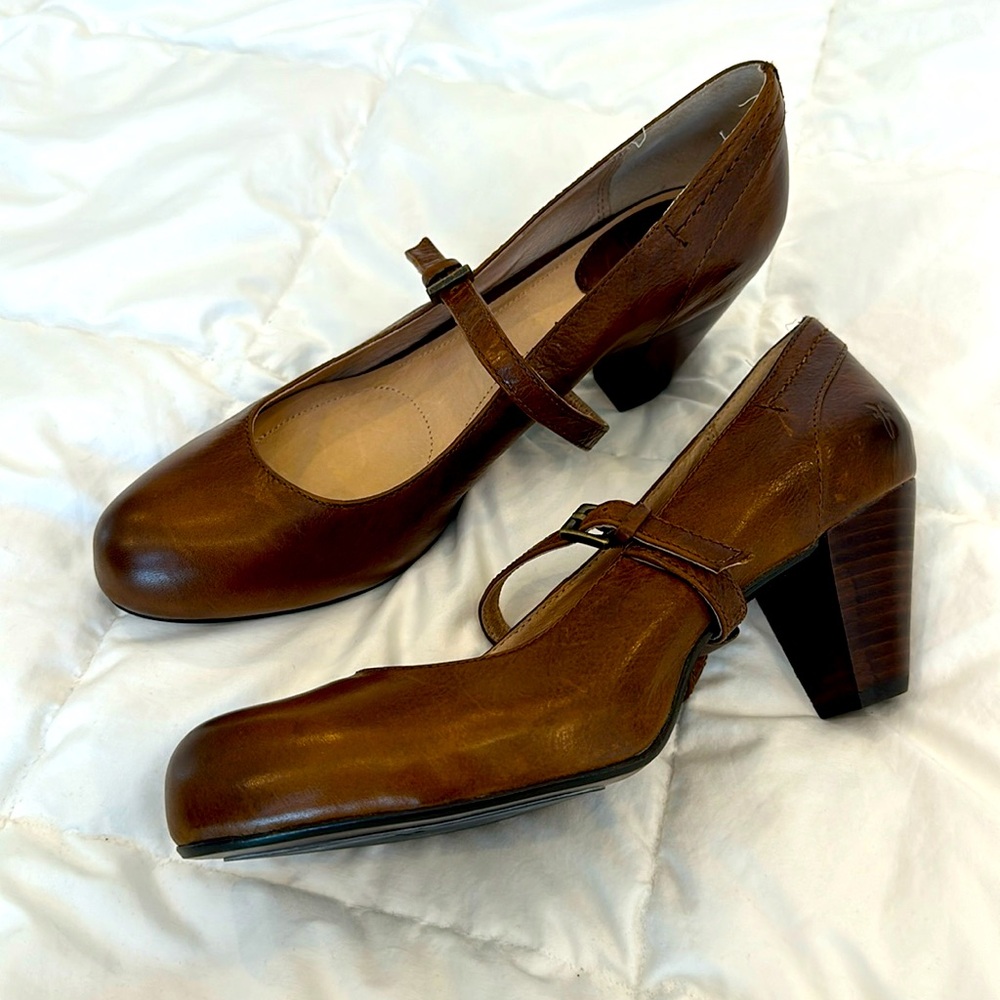 Size 10 Frye Lois Mary Jayne round toe pump.